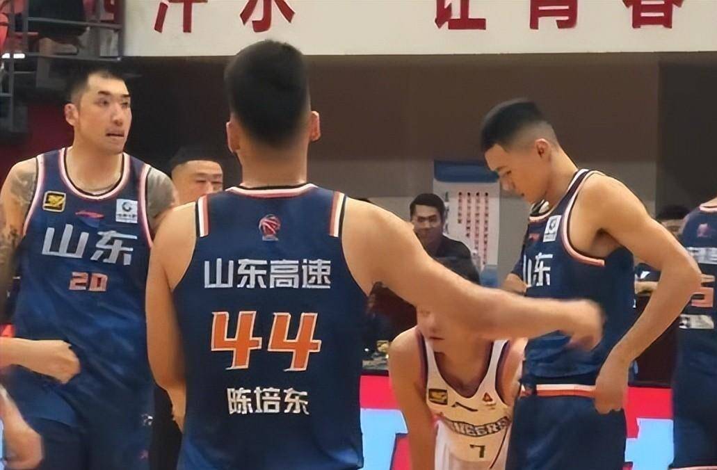 壹号娱乐官网关于山东男篮国际比赛日更衣室发声,志在CBA常规赛名次提升,管理层满意,纪律约束更严格的信息