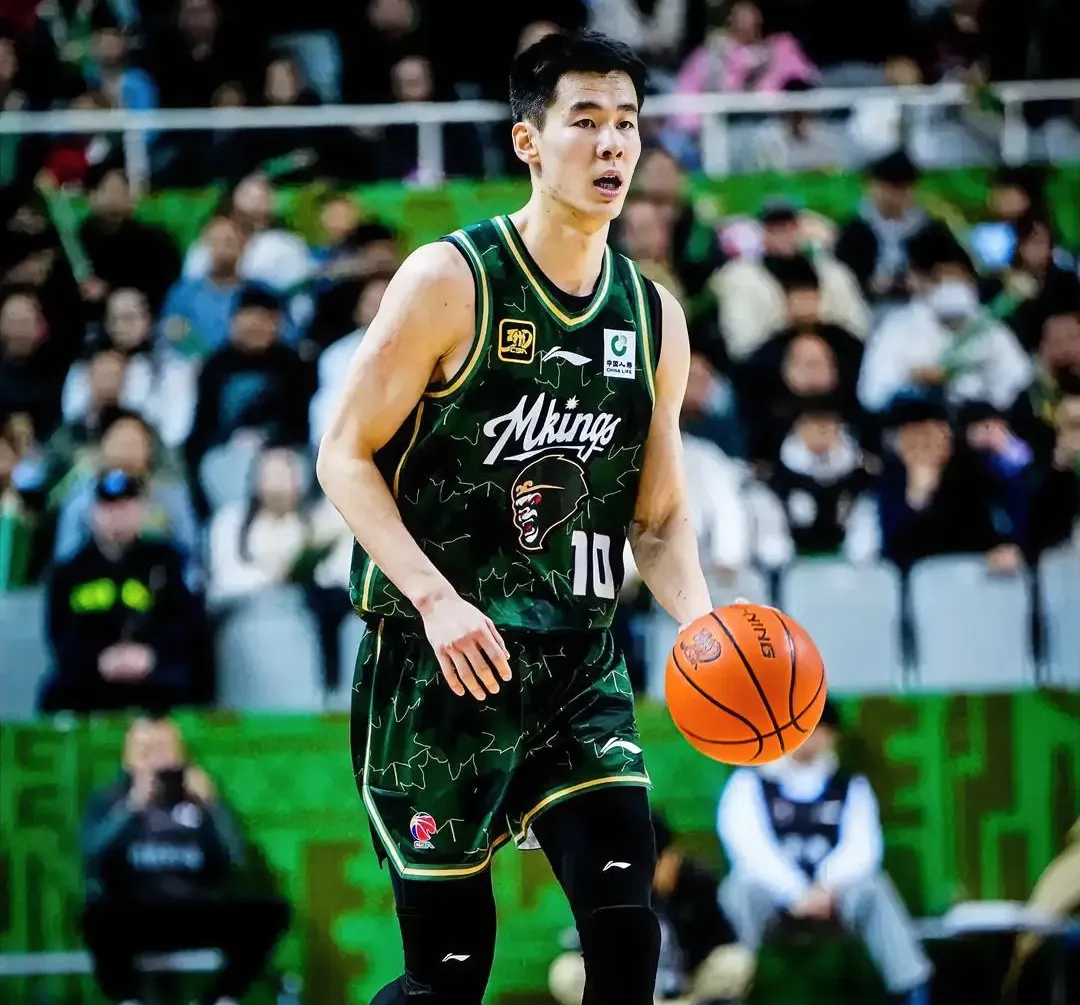 清晨体能课后，成都蓉城主帅复盘备战CBA季后赛，球迷炸锅，训练强度明显提升的简单介绍