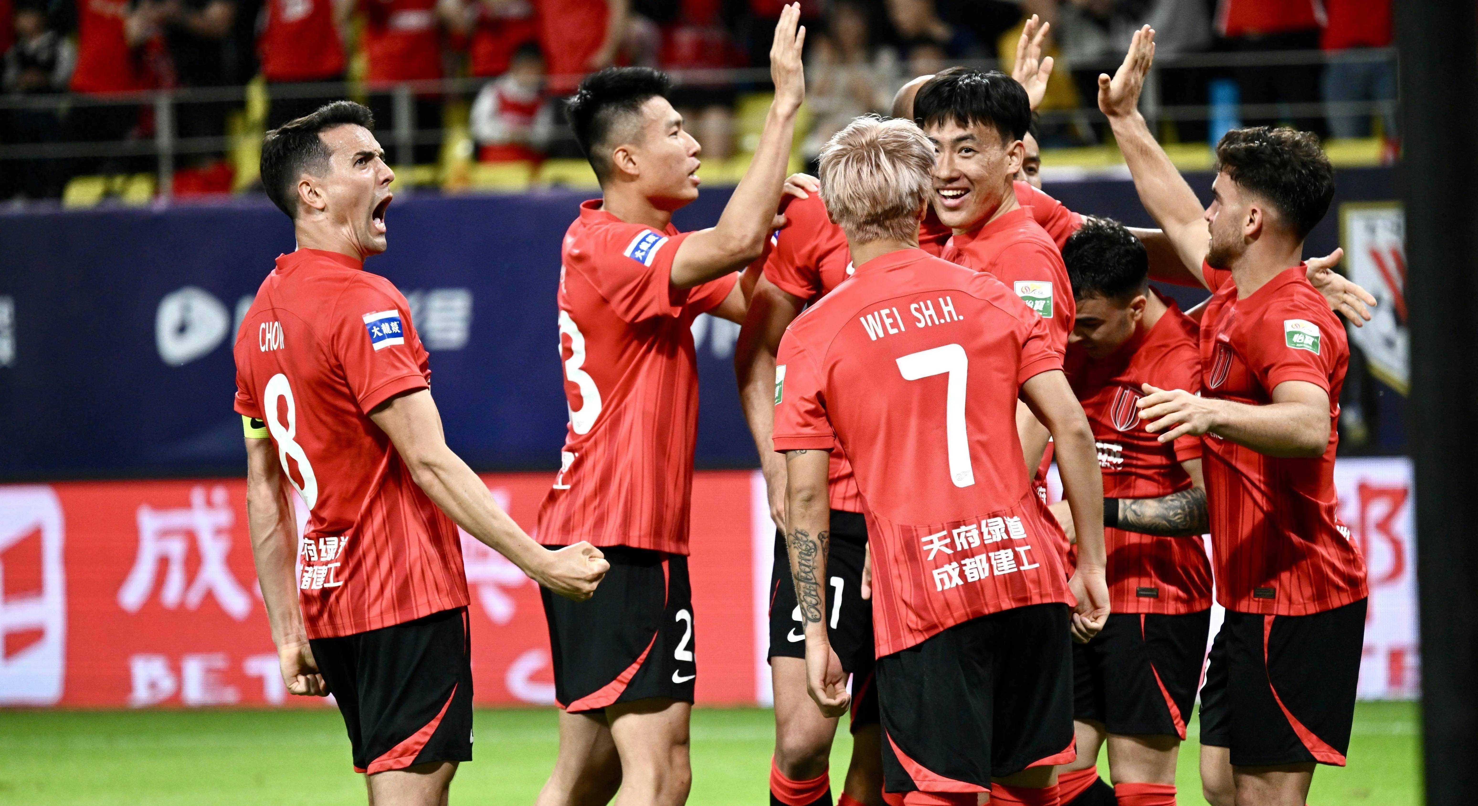 关于转会期成都蓉城调整名单以备欧联，门线救险环节打磨，质疑声仍在，临场指挥获称赞的信息