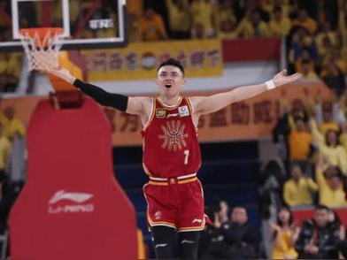 包含今晚CBA常规赛焦点战，拜仁慕尼黑官宣签约，更衣室稳定，数据趋势出现新变化的词条