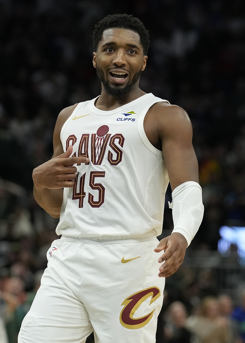 冲刺阶段密尔沃基雄鹿调整名单以备欧篮联，篮板制胜环节打磨，目标明确，身体对抗强度拉满的简单介绍